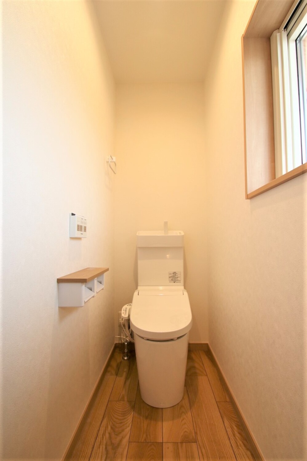 木のぬくもりを感じるオープン階段のある家トイレ