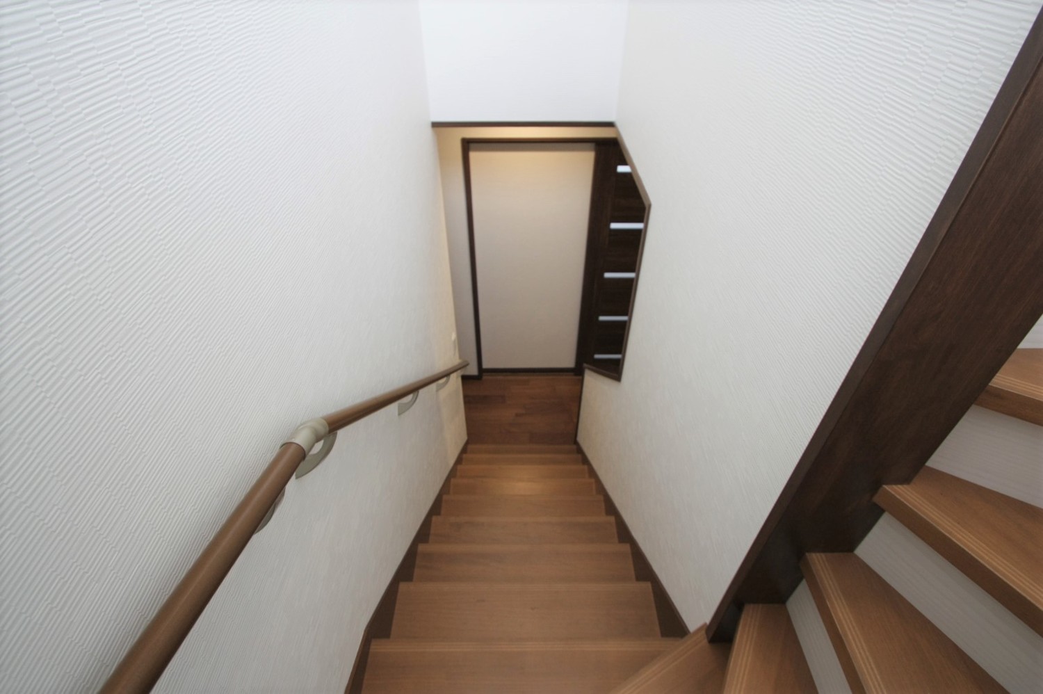 シンプルスタイルの家階段