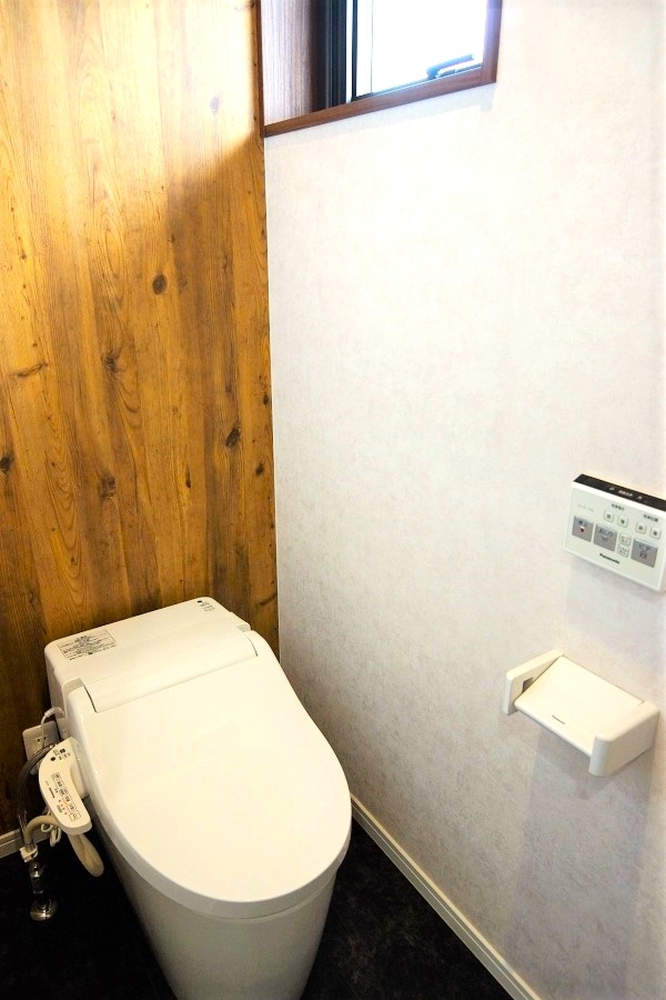 落ち着きのあるアジアンテイストの家トイレ