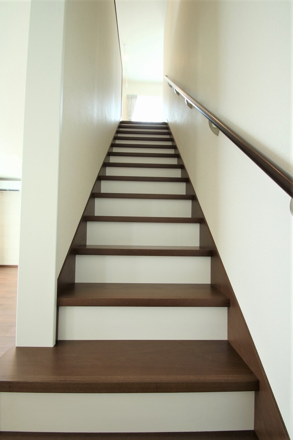 まとまった色合いのシンプルな家階段