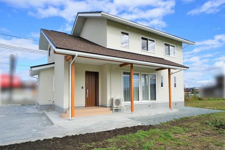 大きな吹き抜けのあるかわいい家 画像