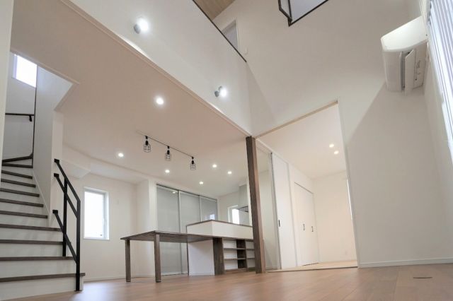 リビングの吹き抜けが家族をつなぐ家 アイキャッチ画像